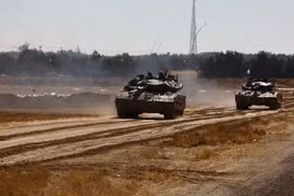 Xe tăng quân đội Israel được triển khai gần cửa khẩu Shalom Kerem, miền Nam Israel, giáp giới Dải Gaza, ngày 6/5/2024. (Ảnh: THX/TTXVN)