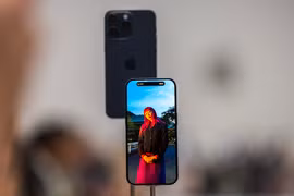 Điện thoại iPhone 15 Pro của Apple được giới thiệu tại Cupertino, California (Mỹ), ngày 12/9/2023. (Ảnh: AFP/TTXVN)