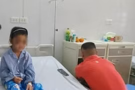 Học sinh Phùn Thảo Ly được theo dõi, điều trị tại Bệnh viên Đa khoa tỉnh Quảng Ninh. (Ảnh: TTXVN phát)