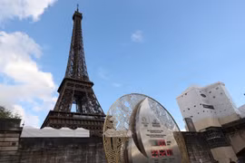 Đồng hồ đếm ngược tới thời điểm khai màn Olympic Paris 2024. (Ảnh: THX/TTXVN)