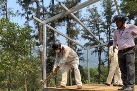 Lực lượng chức năng phá dỡ các công trình trái phép tại Khu Sinh thái Thủy Vân Sơn 2. (Ảnh: TTXVN phát)