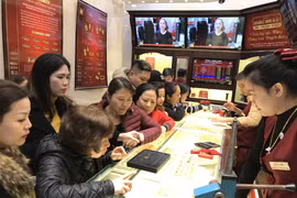 Khách hàng giao dịch vàng miếng. (Ảnh: Đức Duy/Vietnam+)