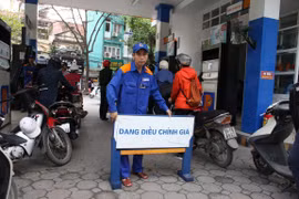 Một trong những điểm bán xăng dầu của Petrolimex chuẩn bị niêm yết giá mới. (Ảnh: Đức Duy/Vietnam+)