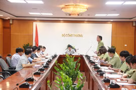 Bộ trưởng Trần Tuấn Anh làm việc với Tổng cục Quản lý thị trường. (Ảnh: dms.gov.vn)