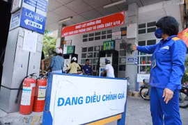 Một trong những cửa hàng trực thuộc Petrolimex chuẩn bị niêm yết giá mới. (Ảnh: Đức Duy/Vietnam+)