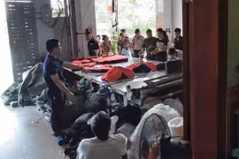Lực lượng liên ngành kiểm tra phát hiện nhiều quần áo có dấu hiệu giả mạo các thương hiệu nổi tiếng. (Ảnh: dms.gov.vn)