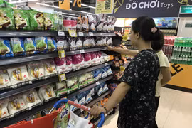 Luật quy định, Người tiêu dùng được cung cấp thông tin chính xác về nguồn gốc, xuất xứ hàng hóa. (Ảnh: Đức Duy/Vietnam+)