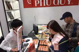 Khách hàng đang giao dịch vàng miếng. (Ảnh: Đức Duy/Vietnam+)