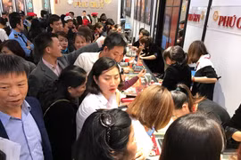 Khách hàng giao dịch vàng miếng tại Phú Quý. (Ảnh: Đức Duy/Vietnam+)