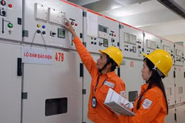 Nhân viên EVN Hà Nội ứng trực để giải quyết các sự cố về điện. (Ảnh: Xuân Quảng/Vietnam+)