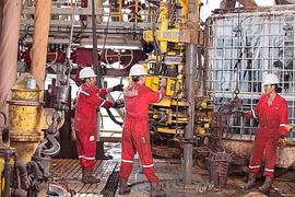 Các kỹ sư, thợ khoan đang làm việc. (Ảnh: PV/Vietnam+)