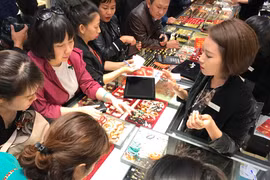 Khách hàng đang giao dịch vàng miếng. (Ảnh: Đức Duy/Vietnam+)