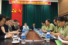 Đại diện Tập đoàn Fast Retailing làm việc với Tổng cục Quản lý thị trường. (Ảnh: dms.gov.vn)