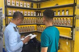 Lực lượng quản lý thị trường Thành phố Hồ Chí Minh kiểm tra các cơ sở kinh doanh thuốc lá điện tử. (Ảnh: PV/Vietnam+)