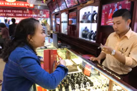 Người dân giao dịch vàng tại khu vực Hà Nội. (Ảnh: Đức Duy/Vietnam+)