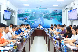 Phó Tổng giám đốc EVN Phạm Hồng Phương chủ trì cuộc họp giao ban công trường Dự án Nhà máy Thủy điện Hòa Bình mở rộng. (Ảnh: Evn) 