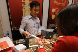 Khách hàng giao dịch vàng khu vực Hà Nội. (Ảnh: TTXVN)