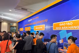Người tiêu dùng trải nghiệm mua sắm qua Amazon. (Ảnh: Đức Duy/Vietnam+)