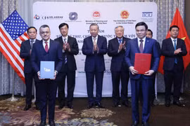 Tổng Bí thư, Chủ tịch nước Tô Lâm chứng kiến lễ trao thoả thuận hợp tác giữa Petrovietnam và Công ty Kellog Brown & Root. (Ảnh: PV/Vietnam+)