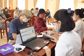 Cơ quan bưu điện chi trả lương hưu, trợ cấp bảo hiểm xã hội. (Ảnh: PV/Vietnam+)