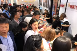 Giao dịch vàng tại thời điểm sôi động sau Tết Nguyên đán. (Ảnh: Đức Duy/Vietnam+)