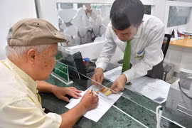 Người dân mua vàng tại ngân hàng Vietcombank. (Ảnh: Minh Sơn/Vietnam+)