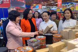 Thứ trưởng Bộ Công Thương Phan Thị Thắng kiểm tra công tác đảm bảo hàng Tết tại Hà Nội. (Ảnh: Đức Duy/Vietnam+)