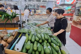 Các siêu thị tăng nguồn cung các mặt hàng thiết yếu, phục vụ nhu cầu của người dân do mưa bão. (Ảnh: PV/Vietnam+)