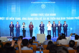 Thủ tướng Phạm Minh Chính, Bộ trưởng Bộ Công an Lương Tam Quang; Bộ trưởng Bộ y tế Đào Hồng Lan cùng lãnh đạo thành phố Hà Nội thực hiện nghi thức kích hoạt vận hành một số nền tảng, ứng dụng của Đề án 06 trên địa bàn thành phố Hà Nội. (Ảnh: PV/Vietnam+)