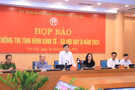 Ông Trương Việt Dũng, Chánh Văn phòng Ủy ban Nhân dân thành phố Hà Nội thông tin về tình hình kinh tế-xã hội 6 tháng đầu năm của Hà Nội. (Ảnh: Xuân Quảng/Vietnam+)