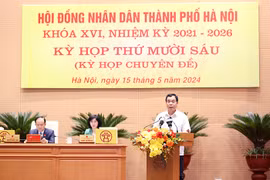 Giám đốc Sở Tư pháp Hà Nội Ngô Anh Tuấn trình bày Tờ trình tại Kỳ họp Hội đồng Nhân dân thành phố ngày 15/5. (Ảnh: PV/Vietnam+)
