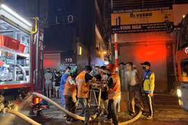 Các nạn nhân được đưa ra ngoài trong vụ cháy rạng sáng 24/5 tại Trung Kính (Cầu Giấy, Hà Nội). (Ảnh: PV/Vietnam+)