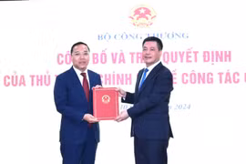 Bộ trưởng Nguyễn Hồng Diên trao quyết định điều động, bổ nhiệm Thứ trưởng Bộ Công Thương Nguyễn Hoàng Long. (Ảnh: PV/Vietnam+)