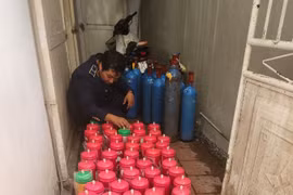 Lực lượng chức năng phát hiện nhiều bình khi N20 kiểu dáng mới. (Ảnh: PV/Vietnam+)