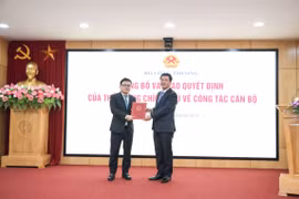 Thừa ủy quyền của Thủ tướng Chính phủ, Bộ trưởng Bộ Công Thương Nguyễn Hồng Diên trao Quyết định điều động, bổ nhiệm ông Trương Thanh Hoài, Cục trưởng Cục Công nghiệp (Bộ Công Thương) giữ chức Thứ trưởng Bộ Công Thương. (Ảnh: Đức Duy/Vietnam+)
