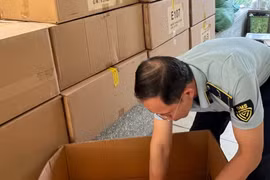 Cơ quan chức năng kiểm tra hàng hóa có dấu hiệu vi phạm. (Ảnh: PV/Vietnam+)