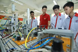 Giới thiệu mô hình tự động hóa cho sinh viên Lớp Điện tử Công nghiệp K13 của Trường Cao đẳng nghề Công nghệ cao Hà Nội. (Ảnh: TTXVN)