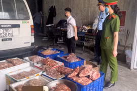 Lực lượng Quản lý Thị trường kiểm tra an toàn thực phẩm. (Ảnh: PV/Vietnam+)