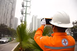 Nhân viên EVN kiểm tra đường dây truyền tải điện. (Ảnh: PV/Vietnam+)