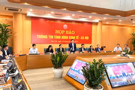 Ông Trương Việt Dũng, Chánh Văn phòng Ủy ban Nhân dân thành phố Hà Nội chủ trì họp báo. (Ảnh: Xuân Quảng/Vietnam+)