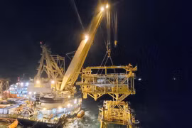 Lắp đặt thành công khối thượng tầng giàn BK-23. (Ảnh: PV/Vietnam+)