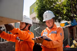 Nhân viên EVN kiểm tra việc vận hành các thiết bị điện. (Ảnh: Evn)