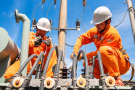 Bảo dưỡng các thiết bị điện. (Ảnh: Evn)