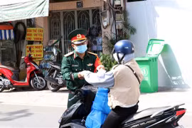Cán bộ, chiến sỹ Bộ Tư lệnh Thành phố Hồ Chí Minh tham gia công tác kiểm soát thực hiện Chỉ thị 16 trên địa bàn Thành phố. (Ảnh: Xuân Khu/TTXVN)