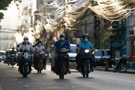 Người dân đeo khẩu trang phòng lây nhiễm COVID-19 tại Vientiane, Lào. (Ảnh: THX/TTXVN)