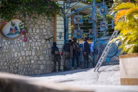 Binh sỹ gác bên ngoài hiện trường vụ ám sát Tổng thống Jovenel Moise tại Port-au-Prince, ngày 7/7/2021. (Ảnh: THX/ TTXVN)