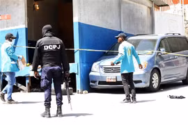 Cảnh sát điều tra tại hiện trường vụ ám sát Tổng thống Haiti Jovenel Moise ở Port-au-Prince, ngày 7/7/2021. (Ảnh: AFP/ TTXVN)