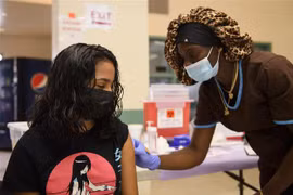 Người dân được tiêm vaccine ngừa COVID-19 tại Los Angeles, bang California, Mỹ ngày 14/5/2021. (Ảnh: AFP/TTXVN)