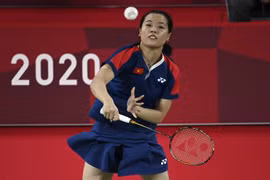 VĐV cầu lông Nguyễn Thuỳ Linh thi đấu trong trận gặp đối thủ Thụy Sĩ Sabrina Jaquet tại Olymic Tokyo 2020 ngày 28/6/2021. (Ảnh: AFP/TTXVN)
