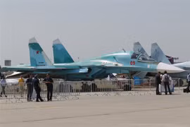 Máy bay chiến đấu Sukhoi Su-34 của quân đội Nga được giới thiệu tại triển lãm. (Ảnh: Trần Hiếu/TTXVN)